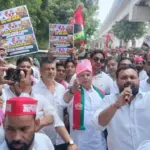 ताजमहल में बंदरों के आतंक के खिलाफ समाजवादी पार्टी का प्रदर्शन, स्थायी समाधान की मांग | agra news