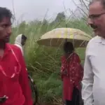 जमीन पैमाइश के दौरान लेखपाल द्वारा जाति पूछने और एससी-एसटी एक्ट की धमकी का वीडियो वायरल | hardoi news