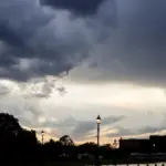 दिल्ली में हल्की बारिश से बदला मौसम, तापमान में गिरावट से लोगों को मिली गर्मी से राहत | delhi weather news