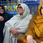 पाकिस्तान में इमरान खान की बहनें गिरफ्तार, पुलिस ने तोड़ा दरवाजा | world news