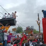 रायबरेली में अखिलेश यादव की पीडीए रथ यात्रा का भव्य स्वागत, बुलडोजर से हुई फूलों की बारिश | up politics news