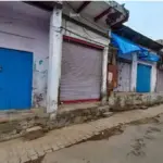 आगरा के पिनाहट में पैंटून पुल न शुरू होने पर व्यापारियों का प्रदर्शन, बाजार बंद | agra news