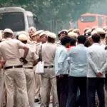 कनॉट प्लेस में प्रदर्शन के दौरान पथराव, दो पुलिसकर्मी घायल | delhi news