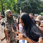 दिल्ली में कॉकरोच जनता पार्टी के प्रदर्शन के दौरान पुलिस से झड़प, कईकर्मी घायल | delhi news