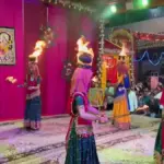 राजकोट में सिर पर आग रखकर अनोखा गरबा, देखकर थम जाएंगी सांसें | rajkot garba tradition