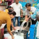 आगरा के तीन लाख घरों में जलापूर्ति ठप, टैंकरों के सहारे जिंदगी | agra news