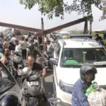 आगरा के आंबेडकर पुल पर ट्रैक्टर-ट्राली की टक्कर से टूटा हाईट गेज, लगा भारी जाम | agra news