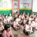 आगरा के परिषदीय विद्यालयों में ऑपरेशन कायाकल्प की खुली पोल, फर्श पर बैठकर पढ़ने को मजबूर नौनिहाल | agra news