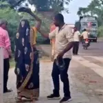 हमीरपुर में प्रेम प्रसंग को लेकर कोर्ट परिसर के बाहर हंगामा, युवती की मां ने प्रेमी के पिता को चप्पलों से पीटा | hamirpur news