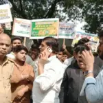 कृषि मंत्री से मिलने पहुंचे किसान कांग्रेस कार्यकर्ताओं की पुलिस से झड़प और हंगामा | agra news